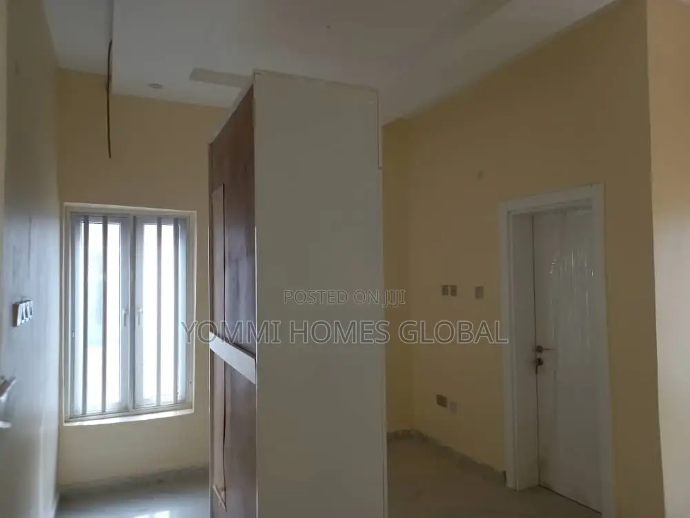 3bdrm Block of Flats in Modern Shelter, Life Camp for rent