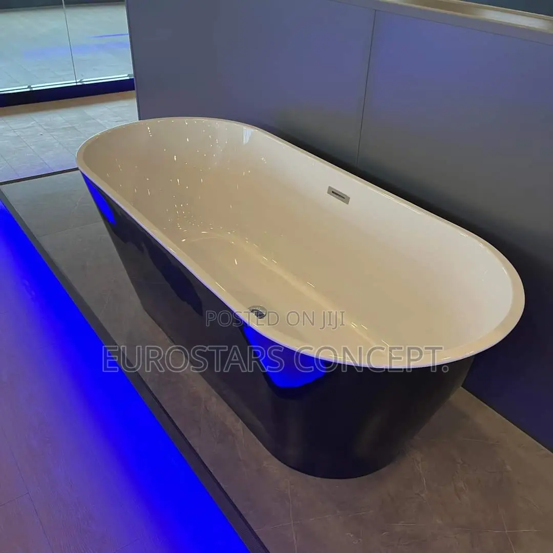 Black an White Luxury Bath Tub