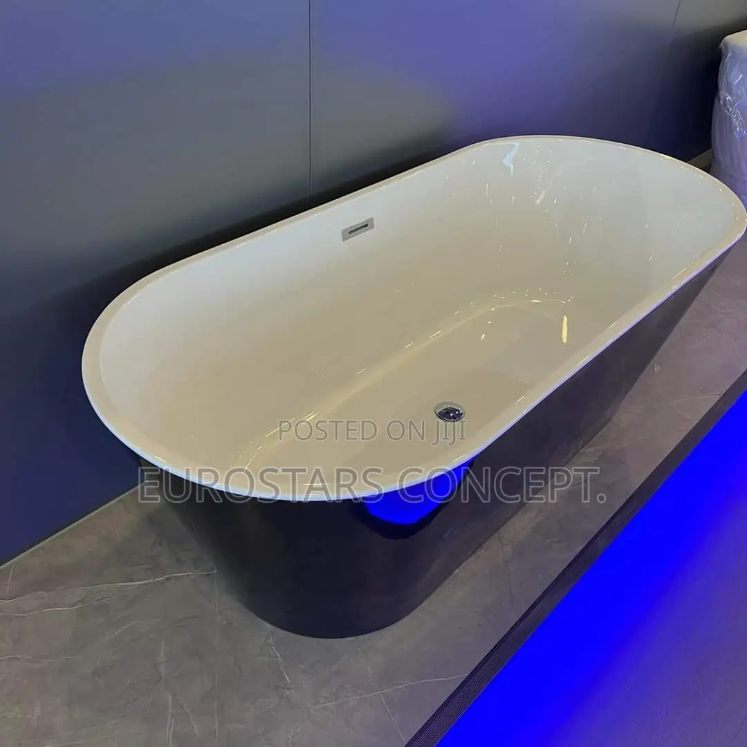 Black an White Luxury Bath Tub