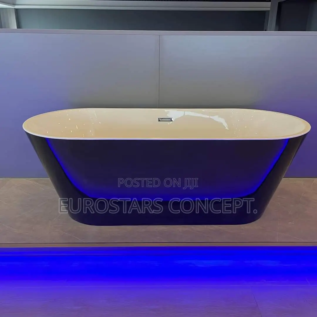 Black an White Luxury Bath Tub
