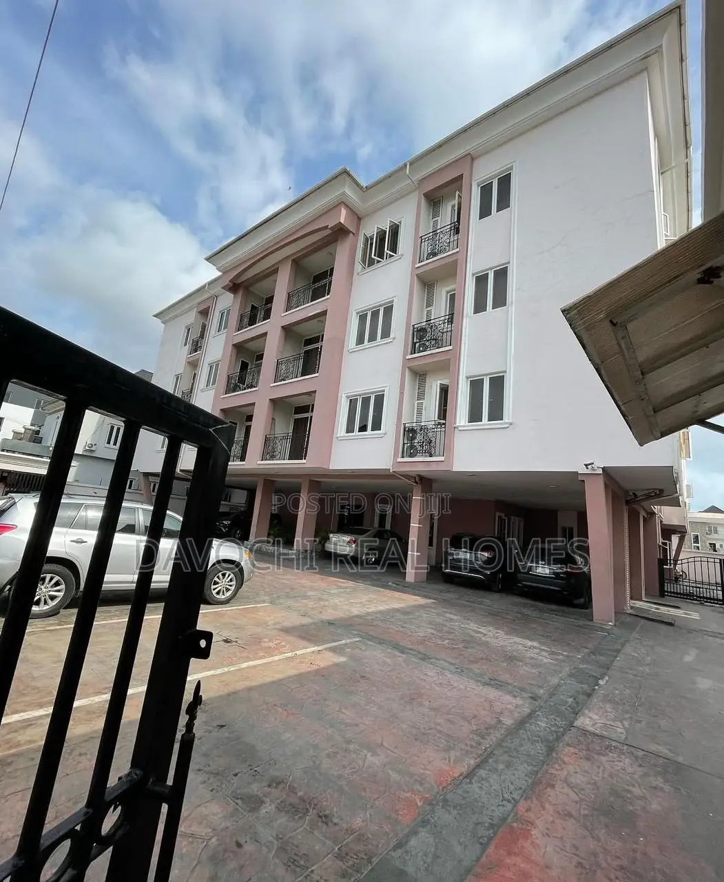 3bdrm Apartment in Chevron, Lekki for rent