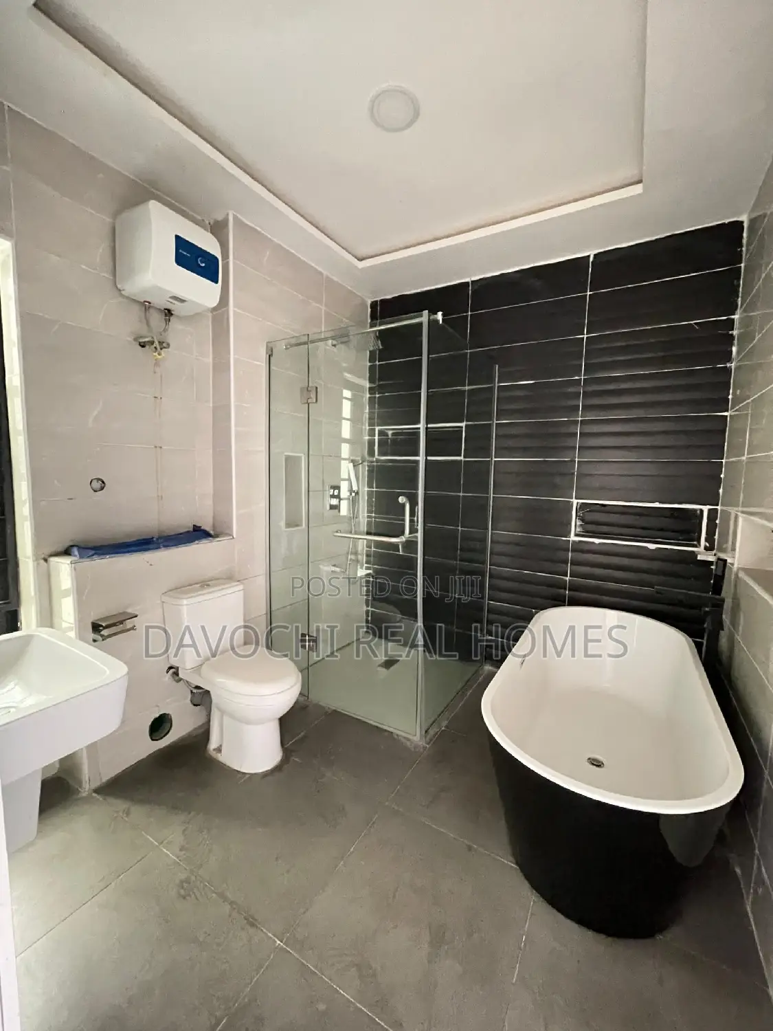 4bdrm Maisonette in Chevron Drive, Lekki for sale