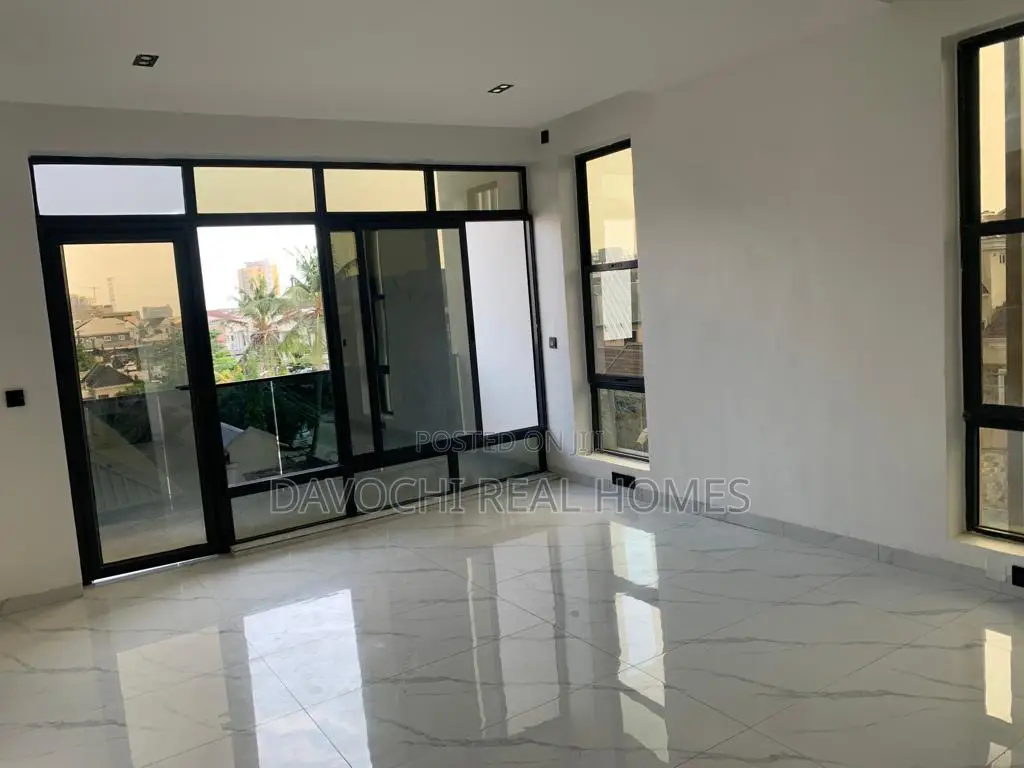 4bdrm Maisonette in Lekki Phase One for rent