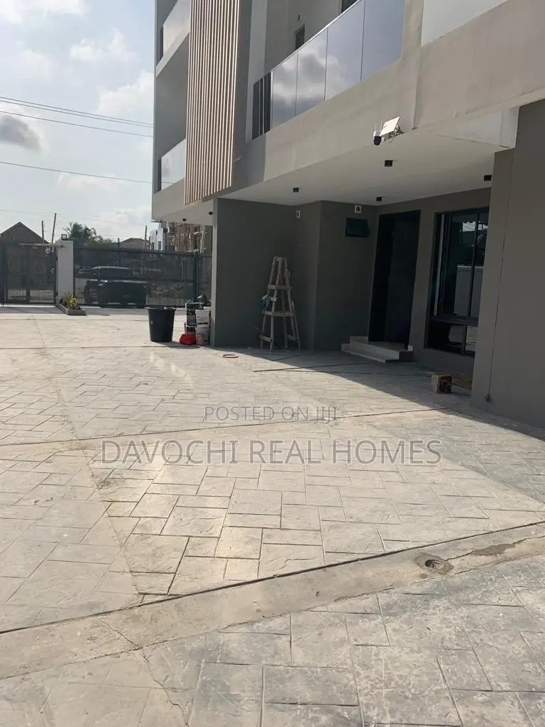 4bdrm Maisonette in Lekki Phase One for rent