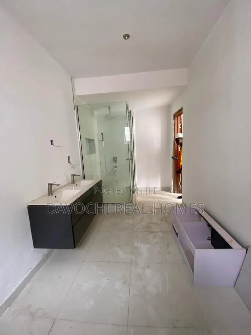 4bdrm Maisonette in Lekki Phase One for rent