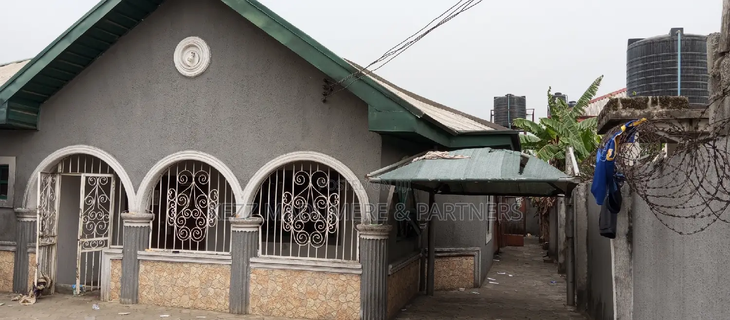 4bdrm Bungalow in Akwaka , Rumuodomaya, Port-Harcourt for sale