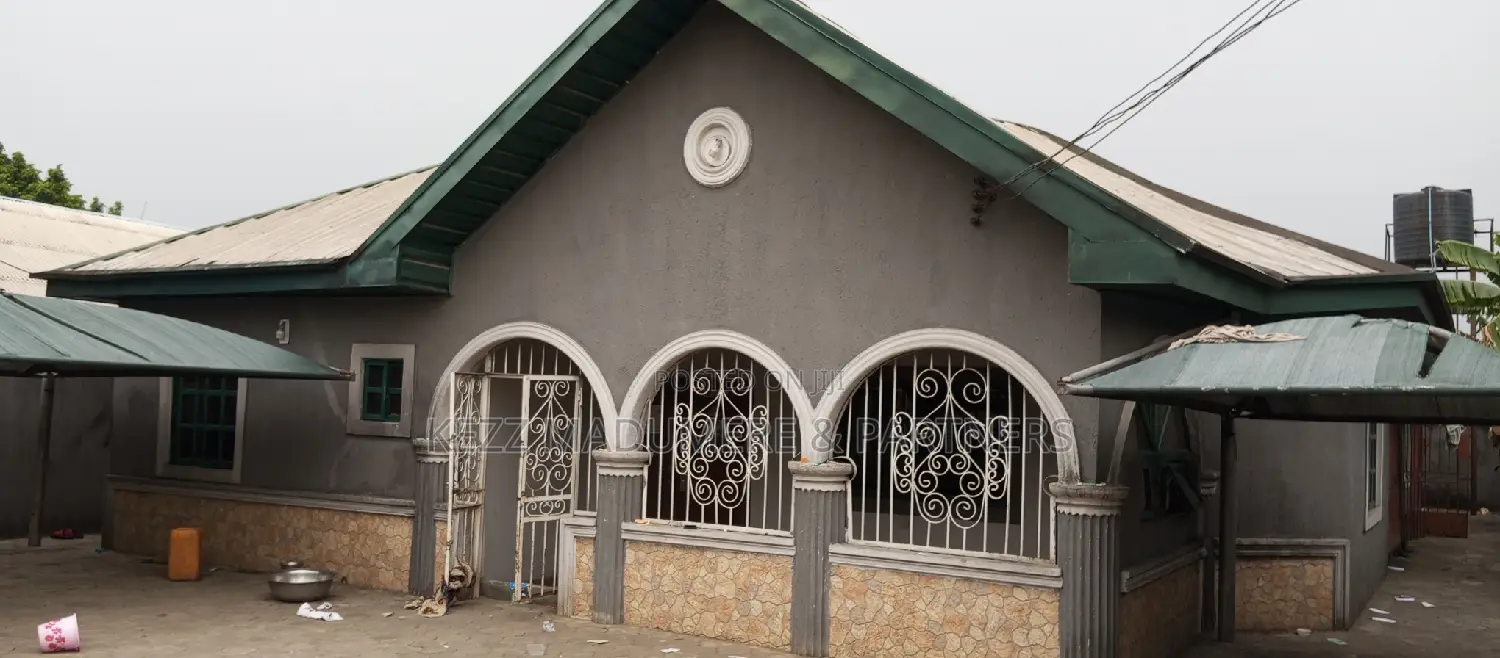 4bdrm Bungalow in Akwaka , Rumuodomaya, Port-Harcourt for sale