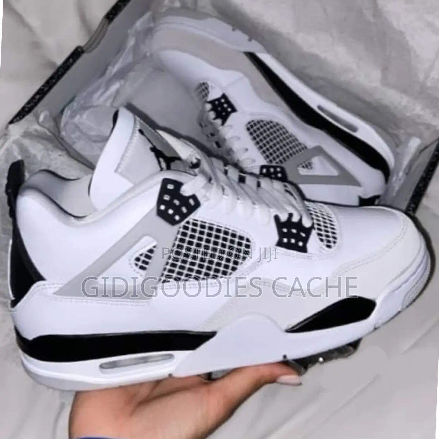 Jordan 4 Retro Sneakers