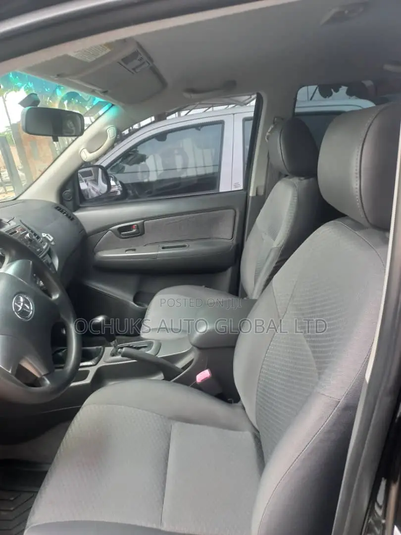 Toyota Hilux 2015 Black