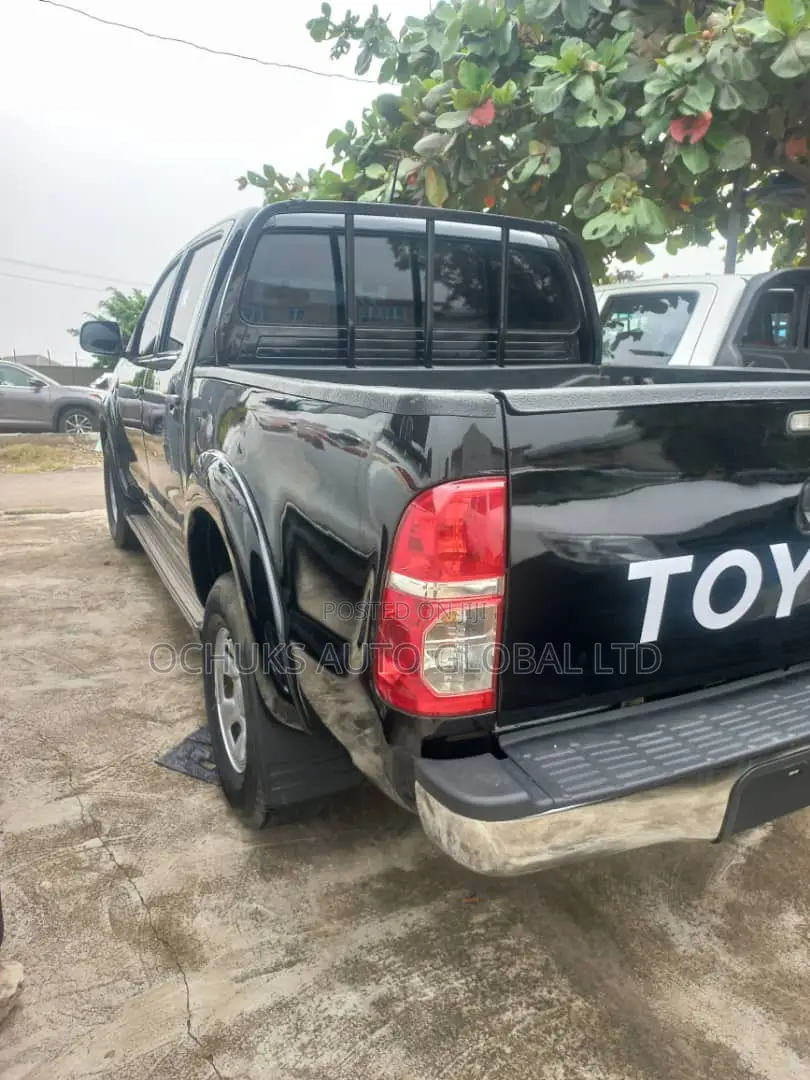 Toyota Hilux 2015 Black