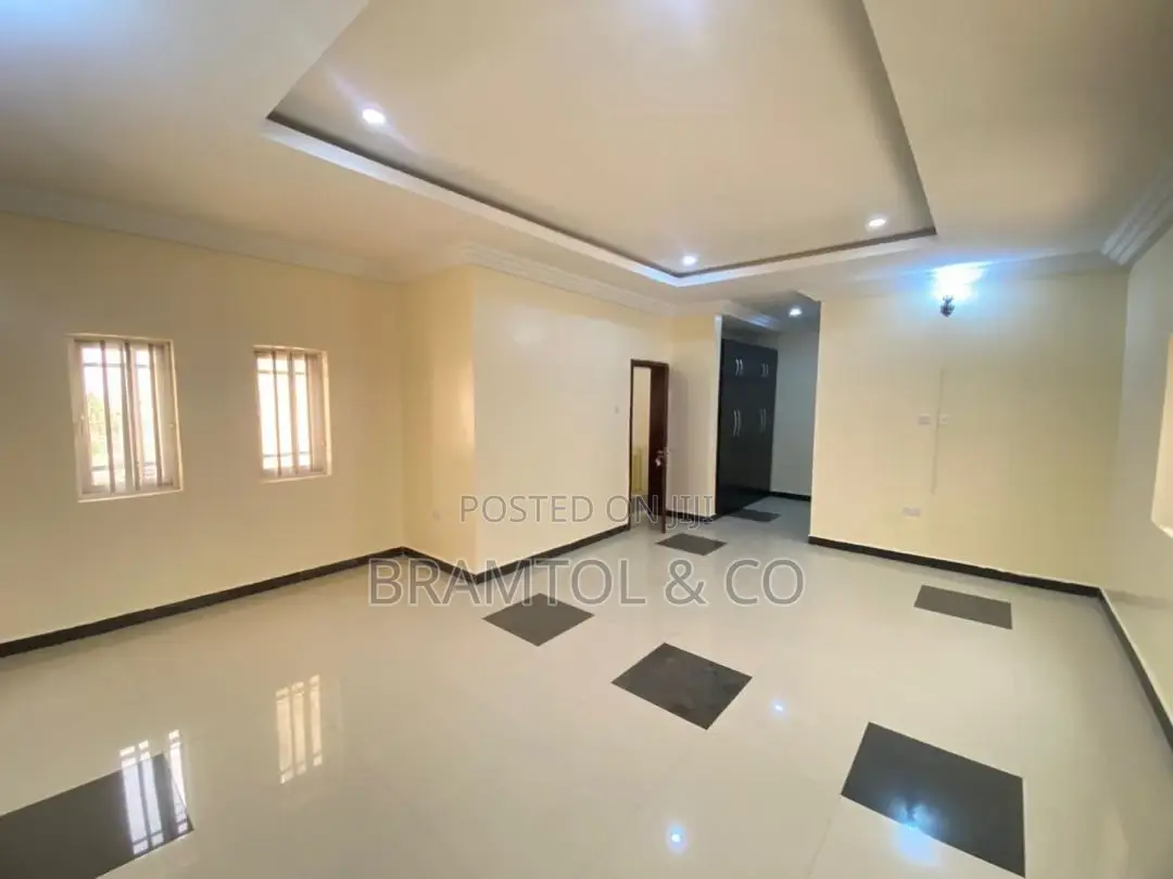 4bdrm Townhouse / Terrace in Life Camp for rent