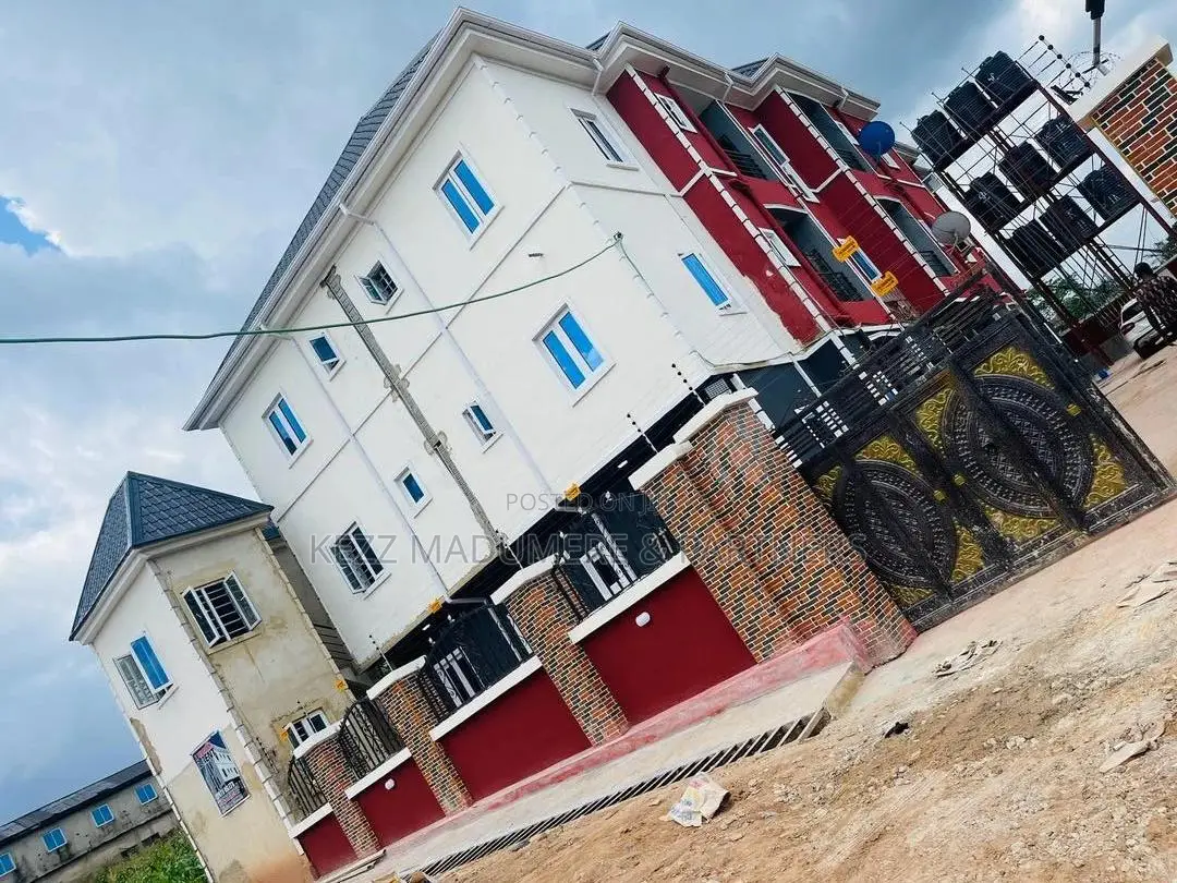9bdrm Block of Flats in New Garki , Enugu , for sale