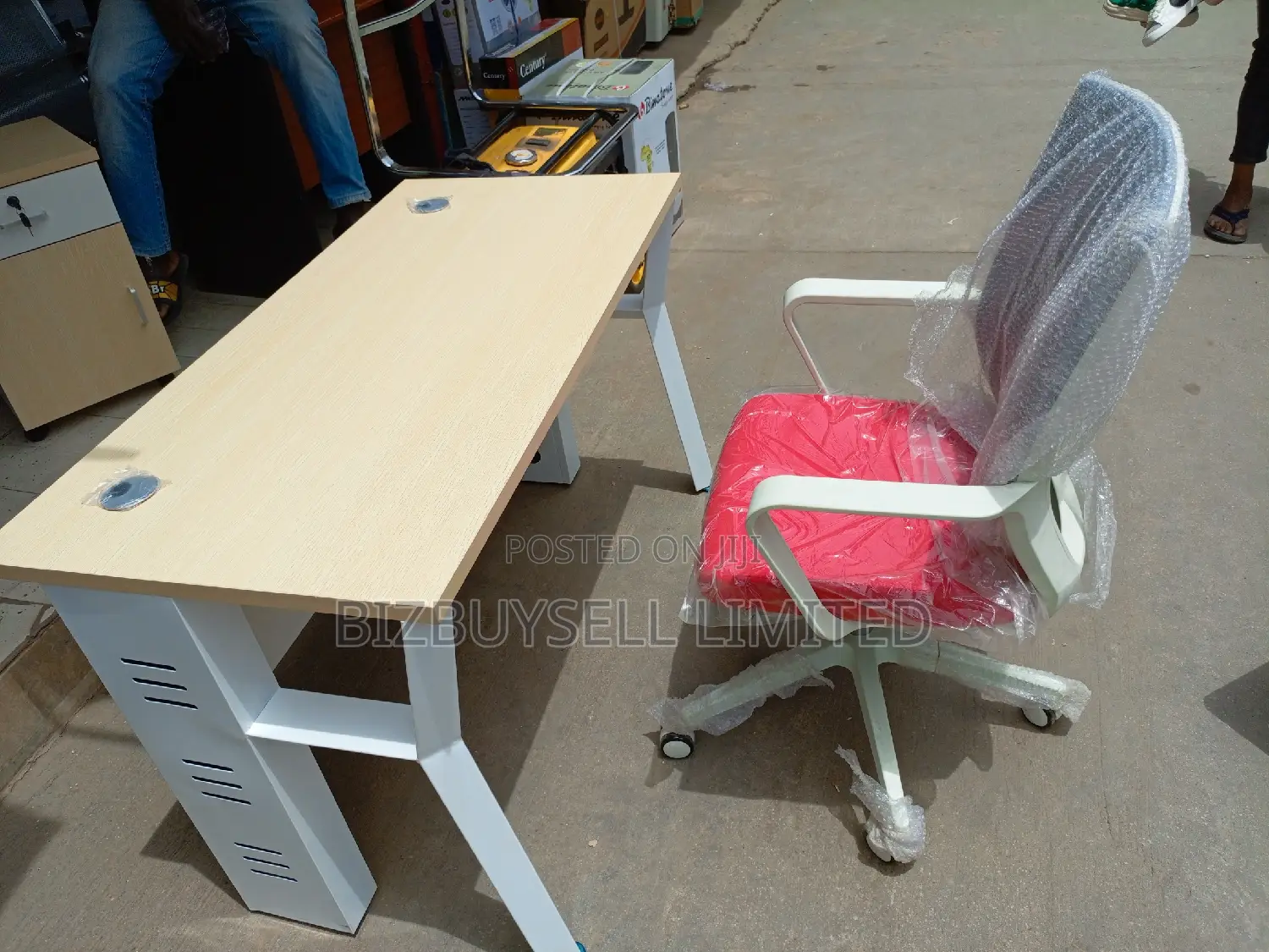 1.4mitres Reading Table With Mobile Drawers and Mesh Swivel Chair.