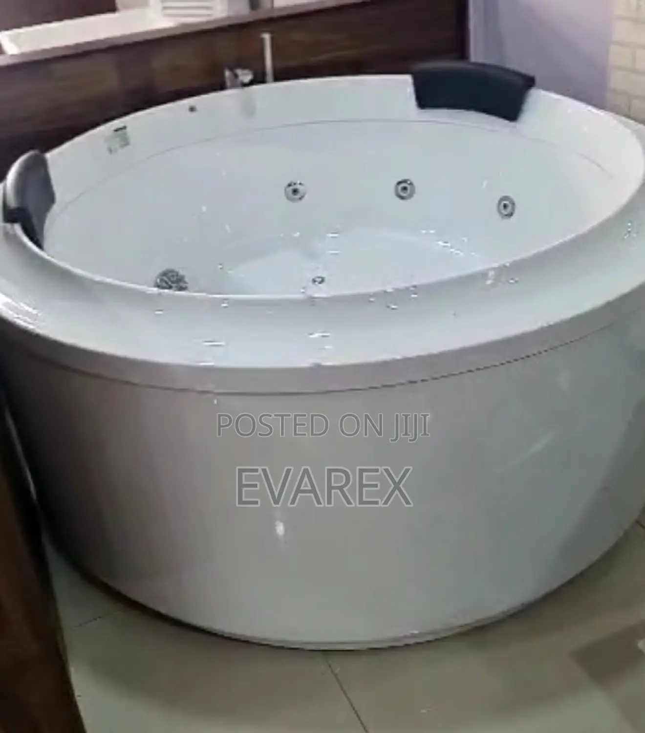 Family Size Jacuzzi Bathtub, Round.
