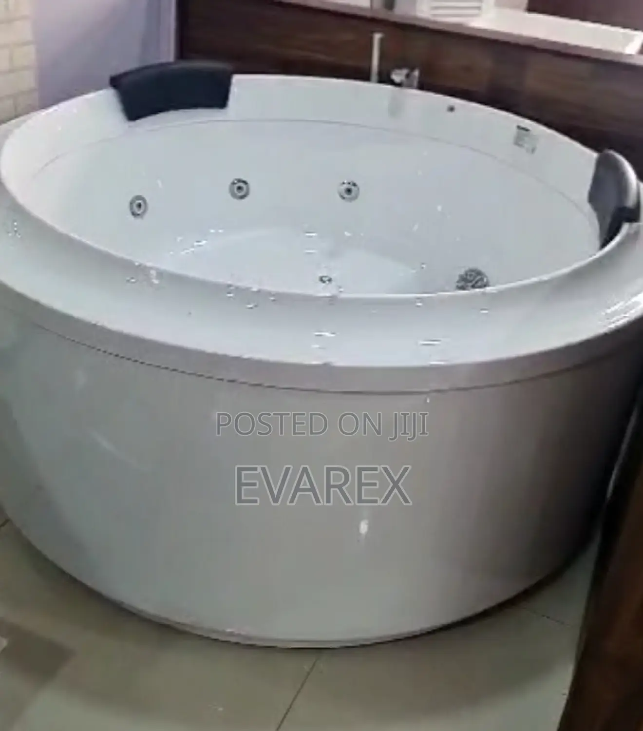 Family Size Jacuzzi Bathtub, Round.