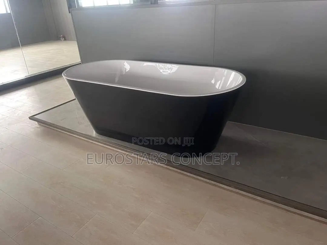 Black an White England Luxury Bath Tub