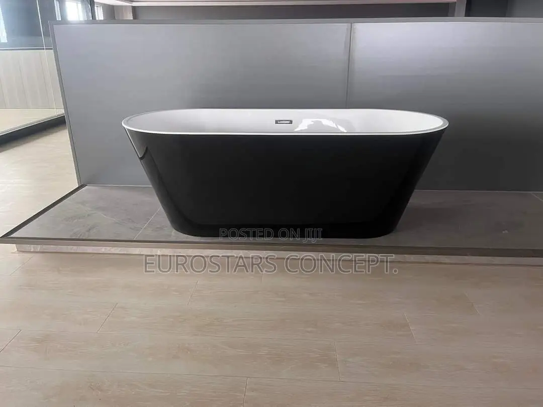 Black an White England Luxury Bath Tub