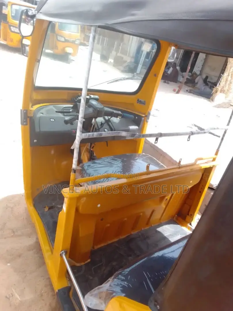 TVS King Cargo 2022 Yellow