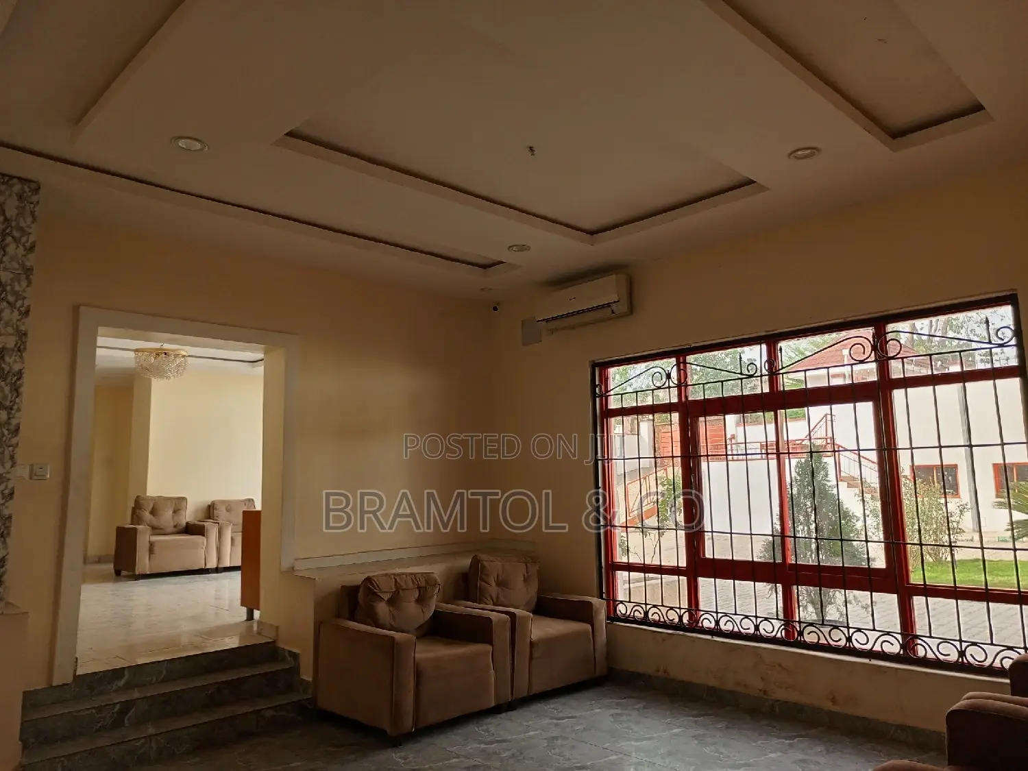 15rooms, 3 Suites, 4 Bqs, Dining Hall, 2 Offices, 1 Ballroom