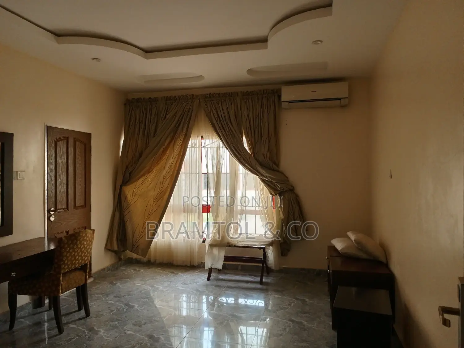15rooms, 3 Suites, 4 Bqs, Dining Hall, 2 Offices, 1 Ballroom