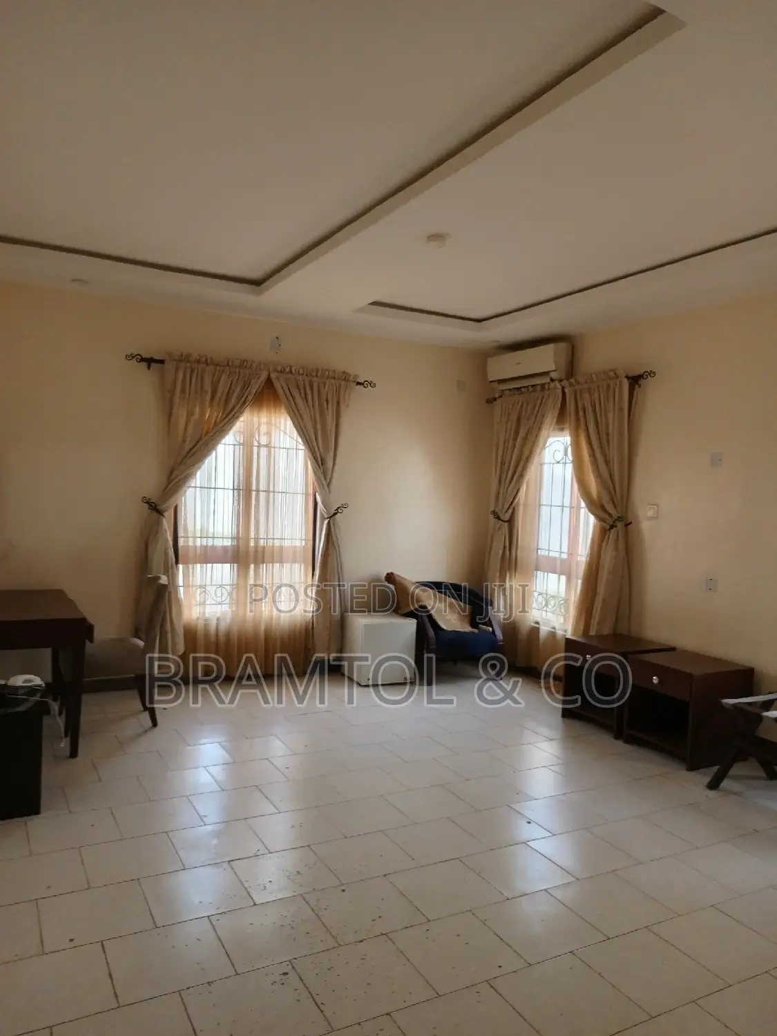 15rooms, 3 Suites, 4 Bqs, Dining Hall, 2 Offices, 1 Ballroom