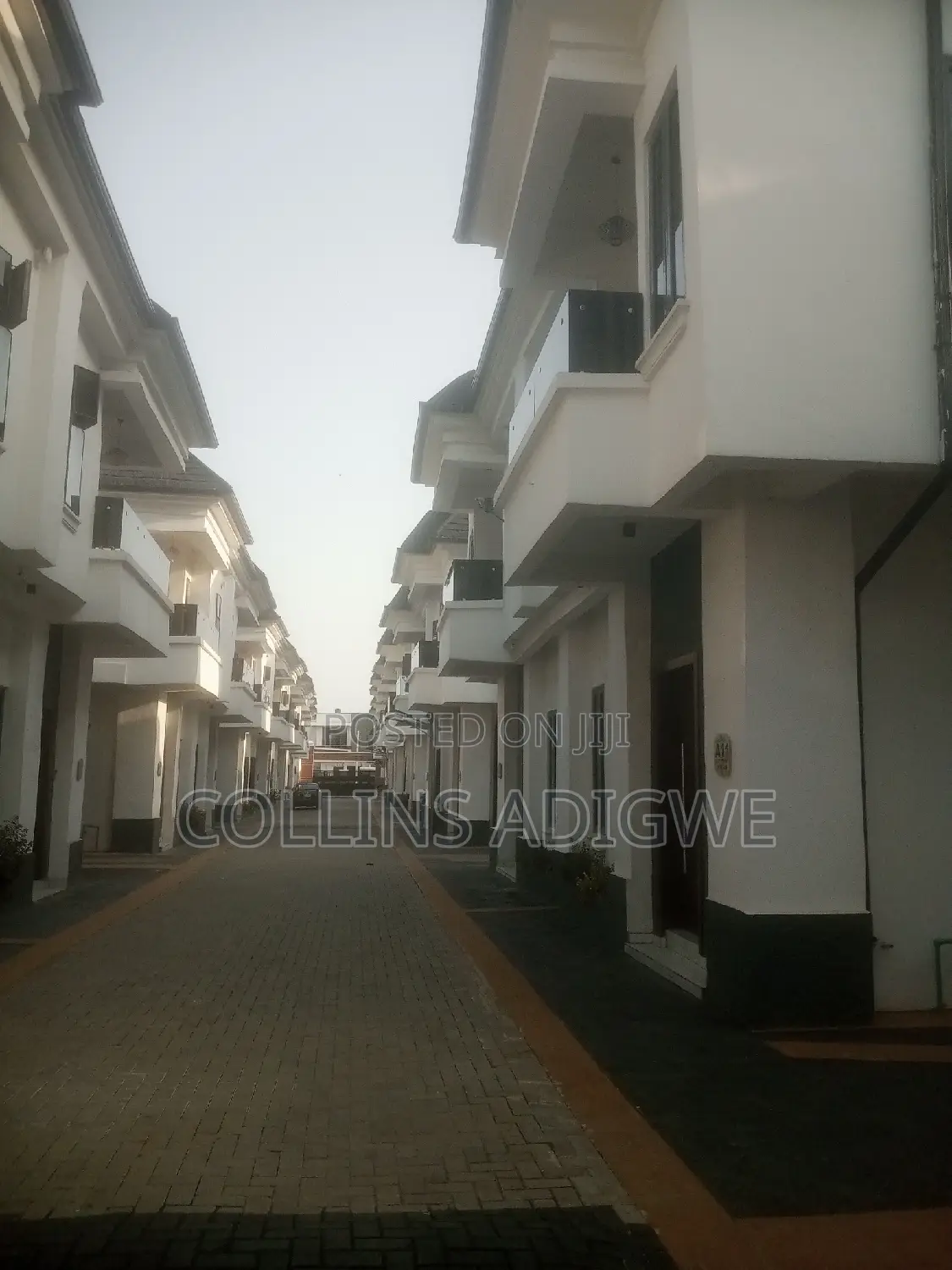 4bdrm Duplex in Service Estate, Chevron for sale