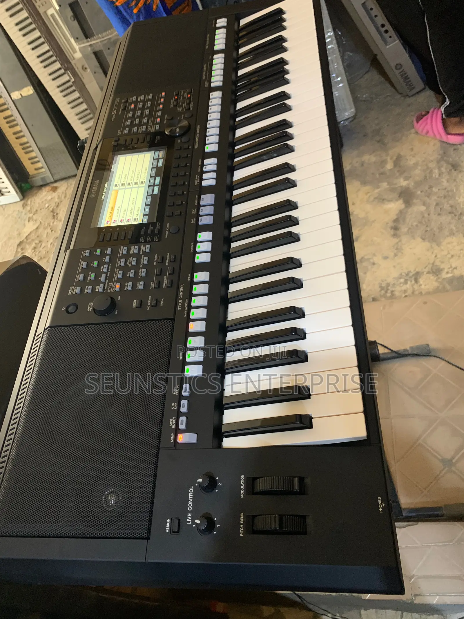 Quality Yamaha PSR S775 Keyboard (Piano)