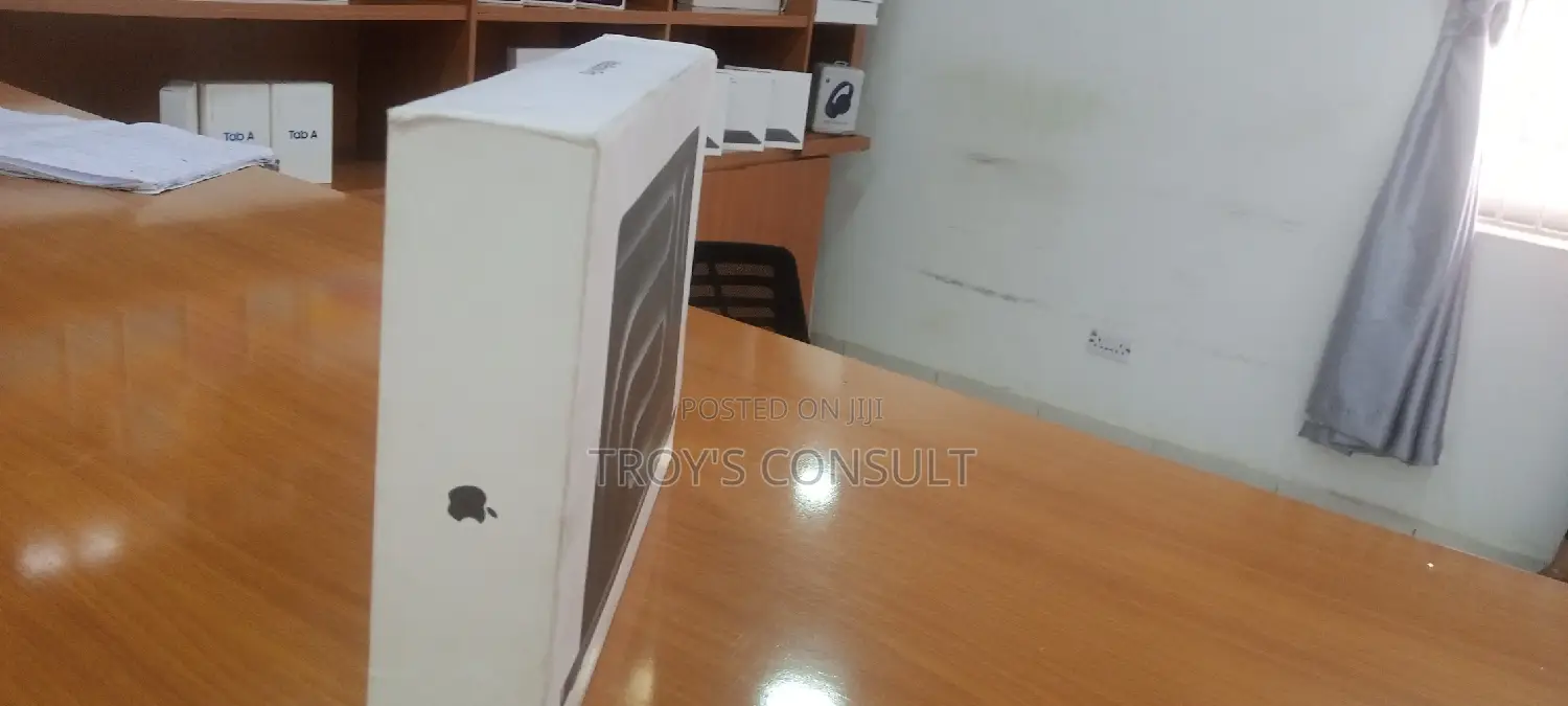 New Laptop Apple MacBook Pro 18GB Apple M3 Pro SSHD (Hybrid) 512GB