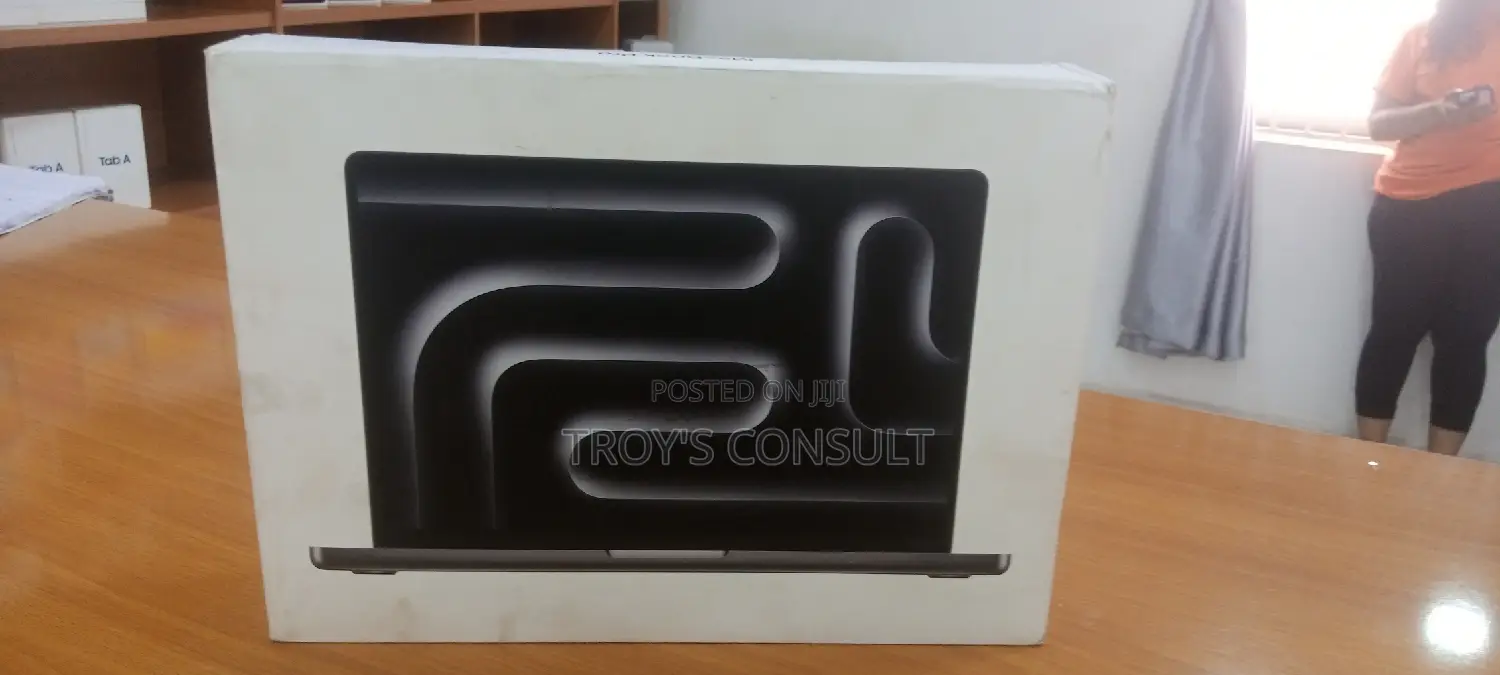 New Laptop Apple MacBook Pro 18GB Apple M3 Pro SSHD (Hybrid) 512GB
