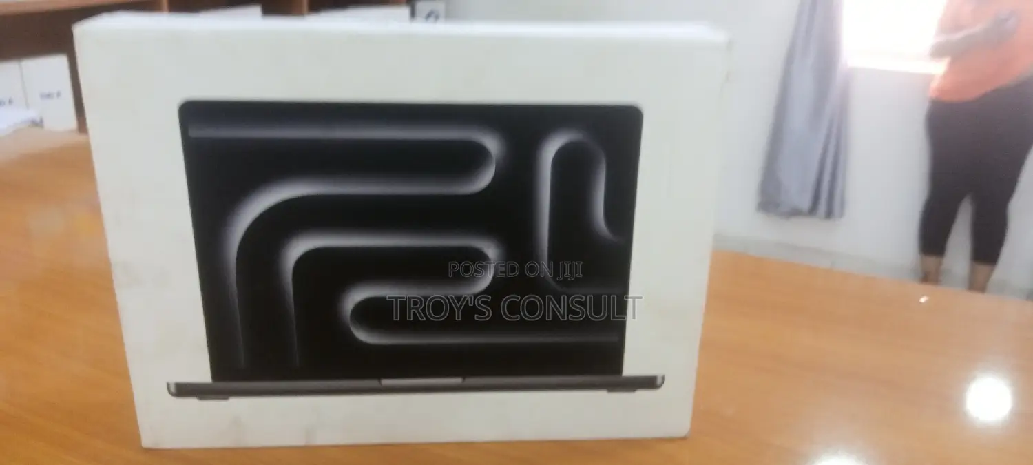 New Laptop Apple MacBook Pro 18GB Apple M3 Pro SSHD (Hybrid) 512GB