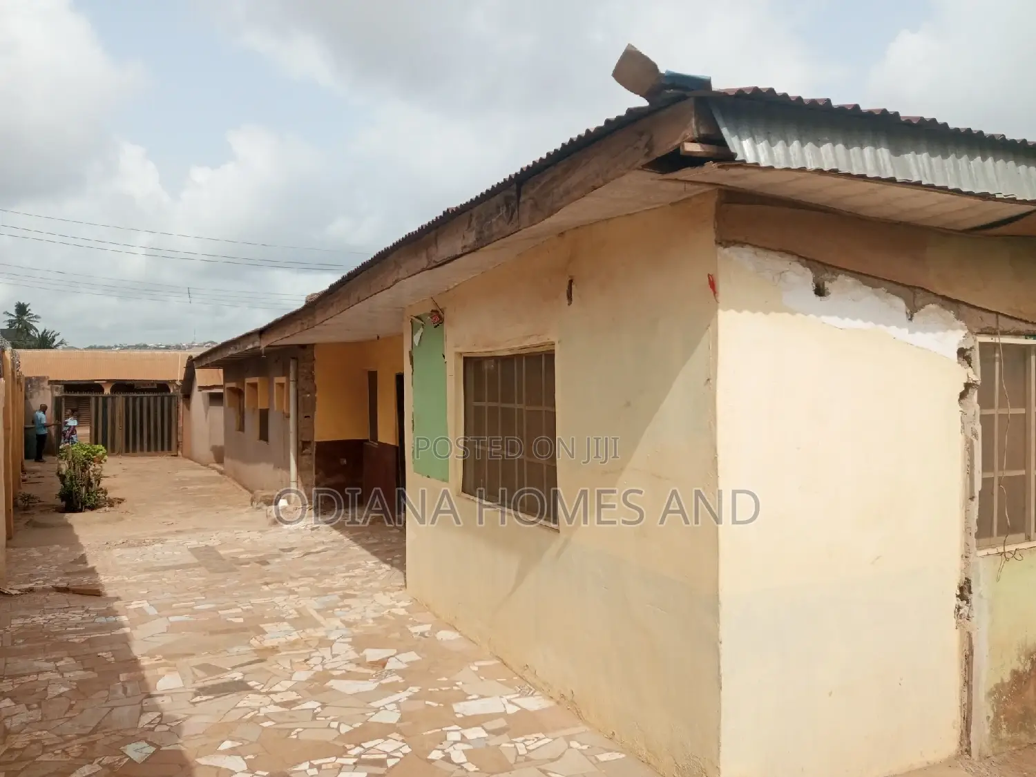 5bdrm Bungalow in Bembo,Apata for sale