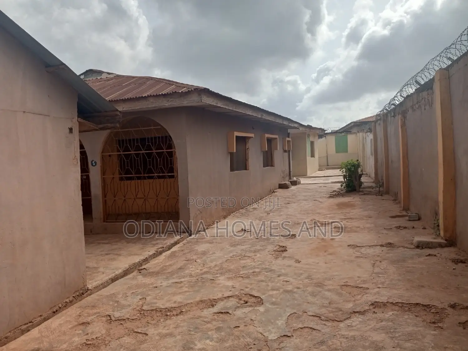 5bdrm Bungalow in Bembo,Apata for sale