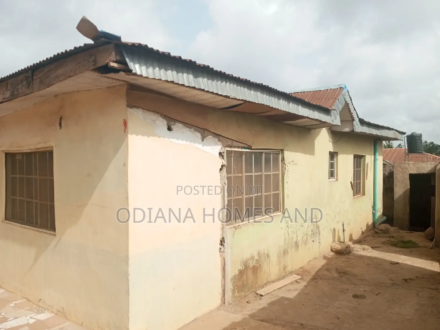 5bdrm Bungalow in Bembo,Apata for sale