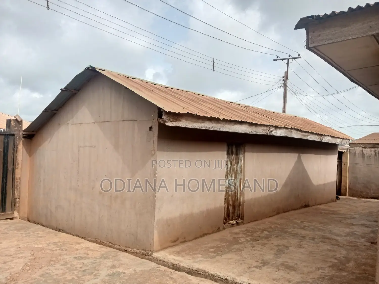 5bdrm Bungalow in Bembo,Apata for sale