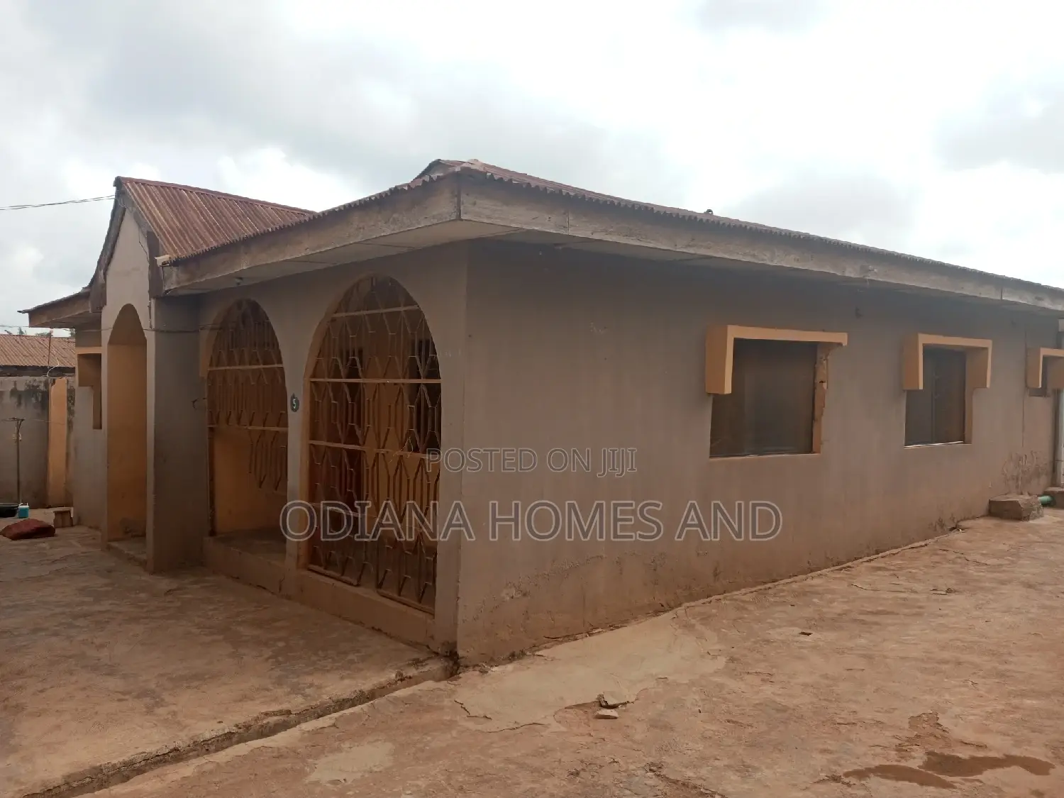 5bdrm Bungalow in Bembo,Apata for sale