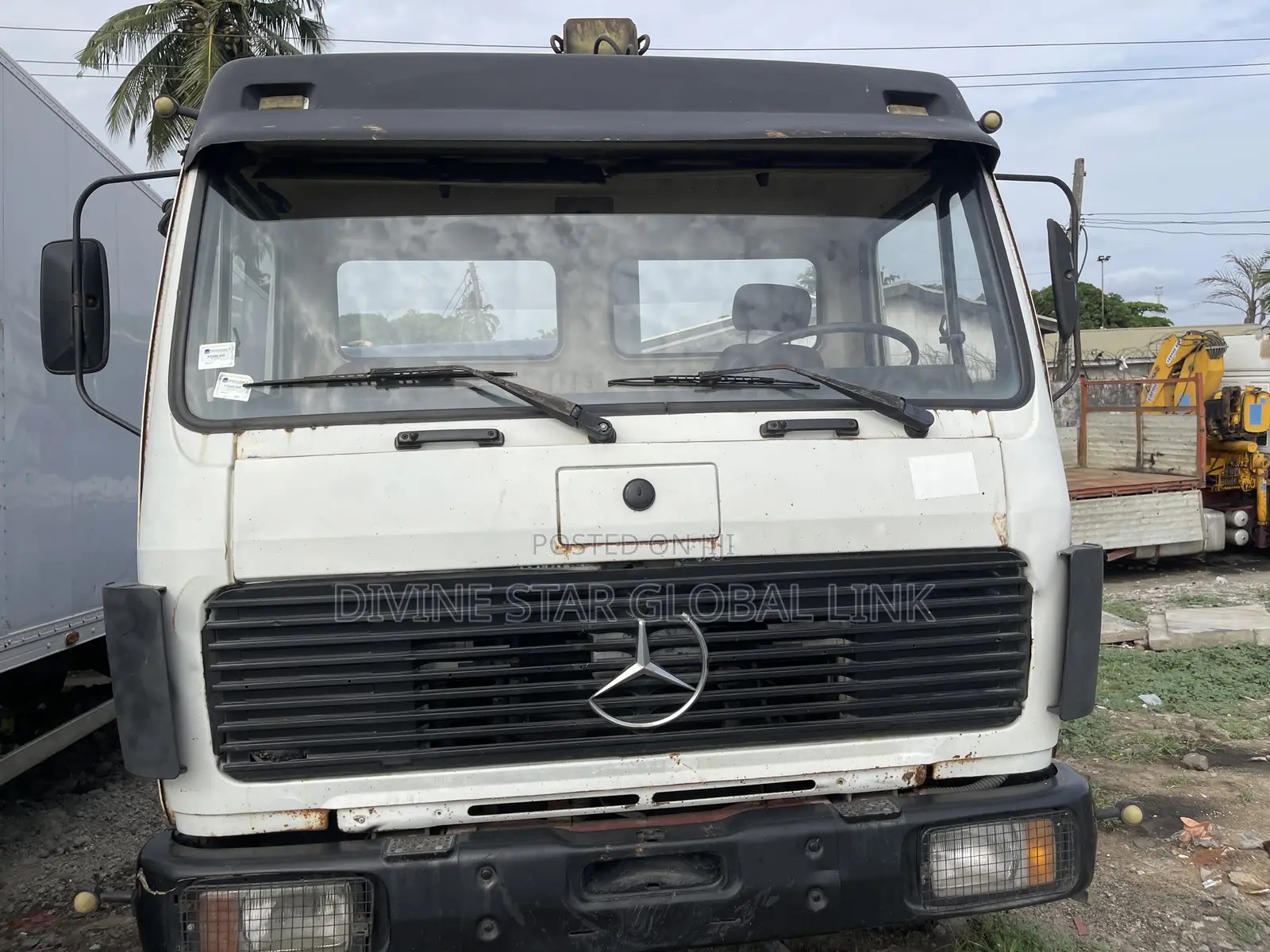 Mercedes Benz 2000 White