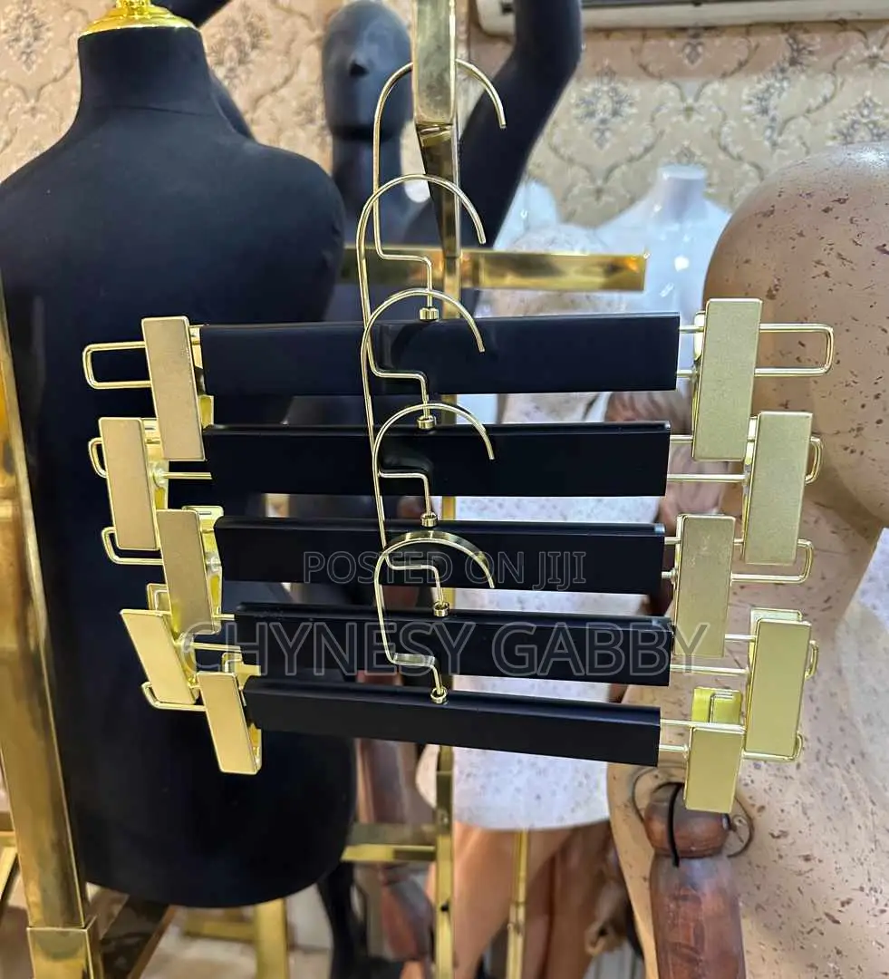 Faahion Black and Black Clip Hanger
