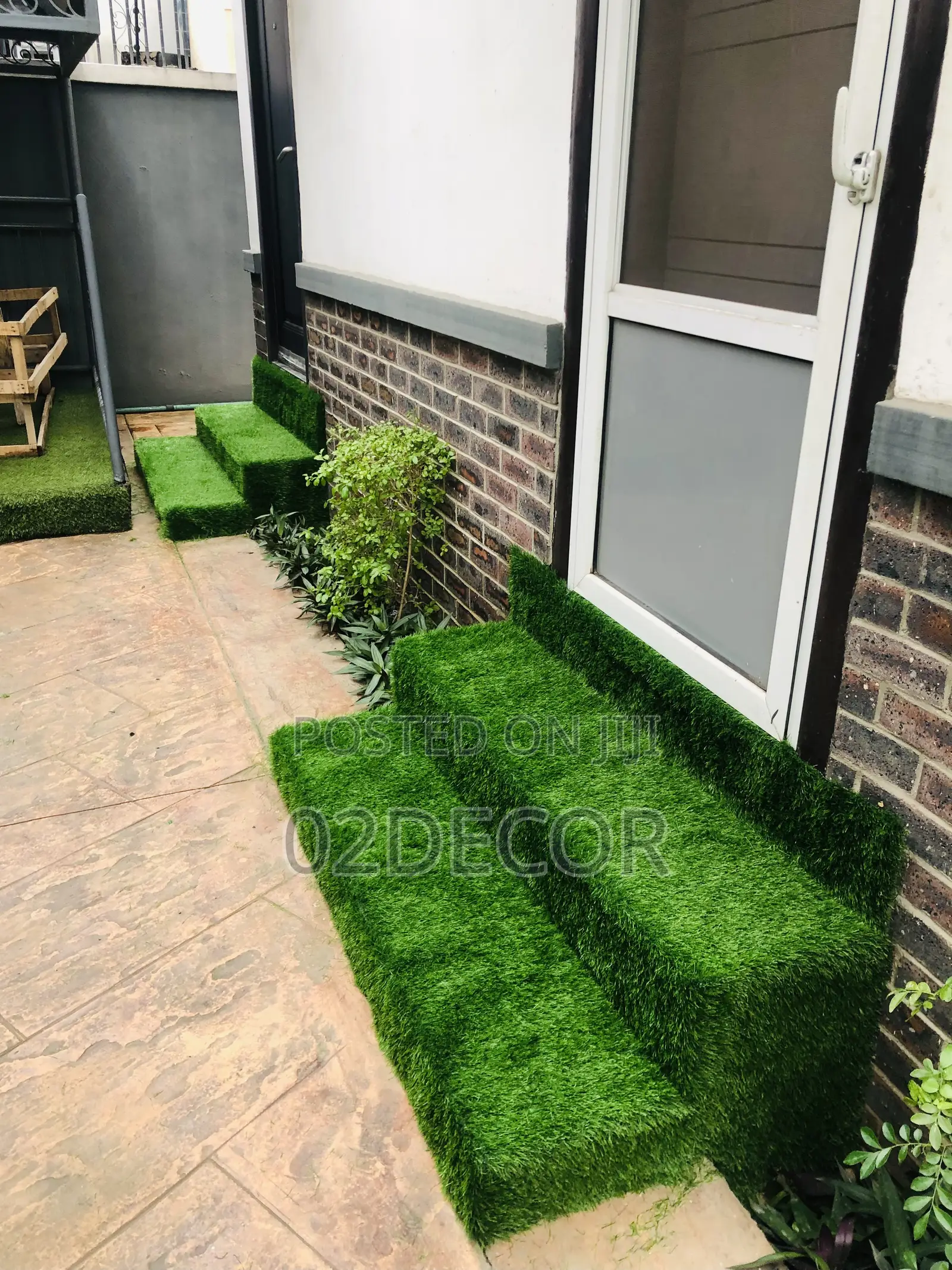 Green Grass Rugs Can Also Be Used for Outdoor Staircases