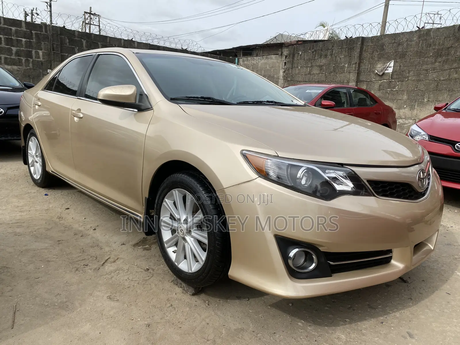 Toyota Camry XLE V6 4dr Sedan (3.5L 6cyl 6A) 2013 Gold