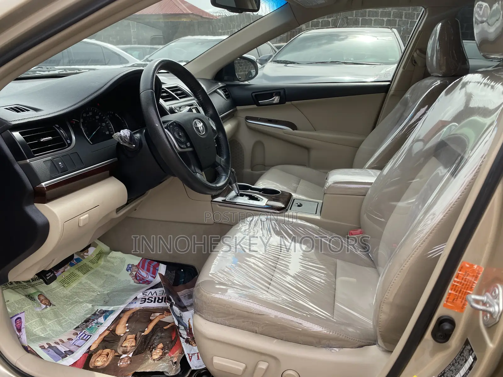 Toyota Camry XLE V6 4dr Sedan (3.5L 6cyl 6A) 2013 Gold