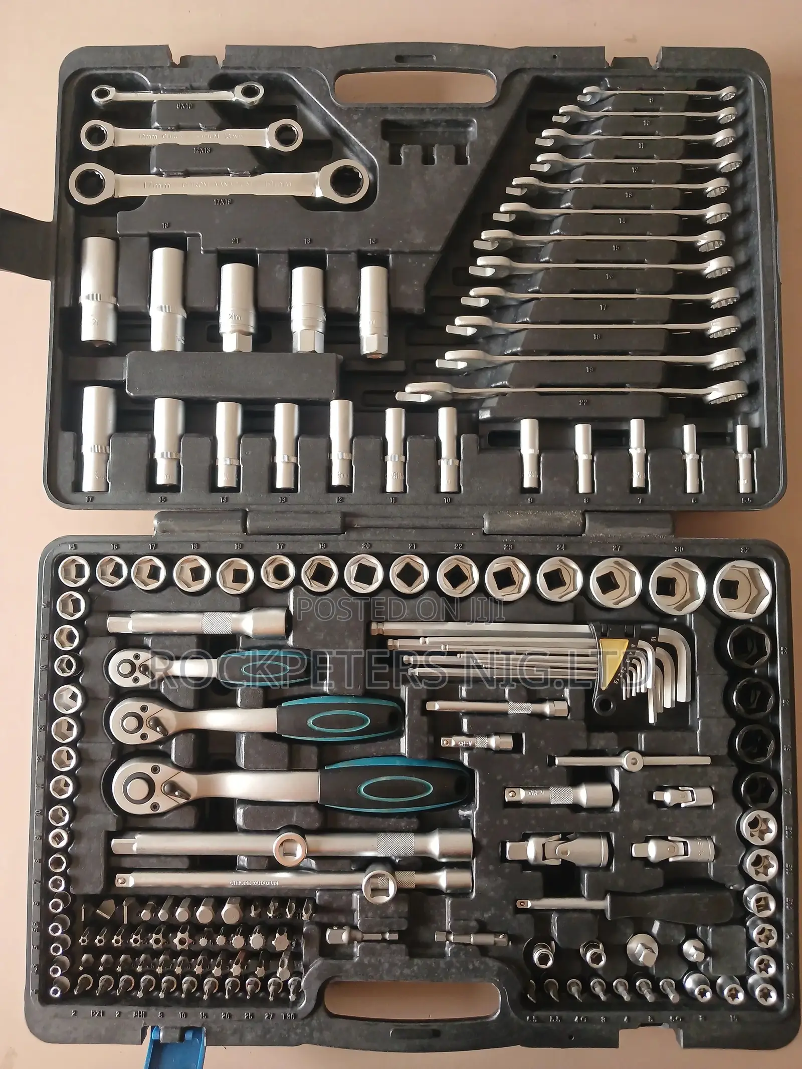 160pc 1/4", 3/8" 1/2" Dr. Socket Wrench Set (Metric)