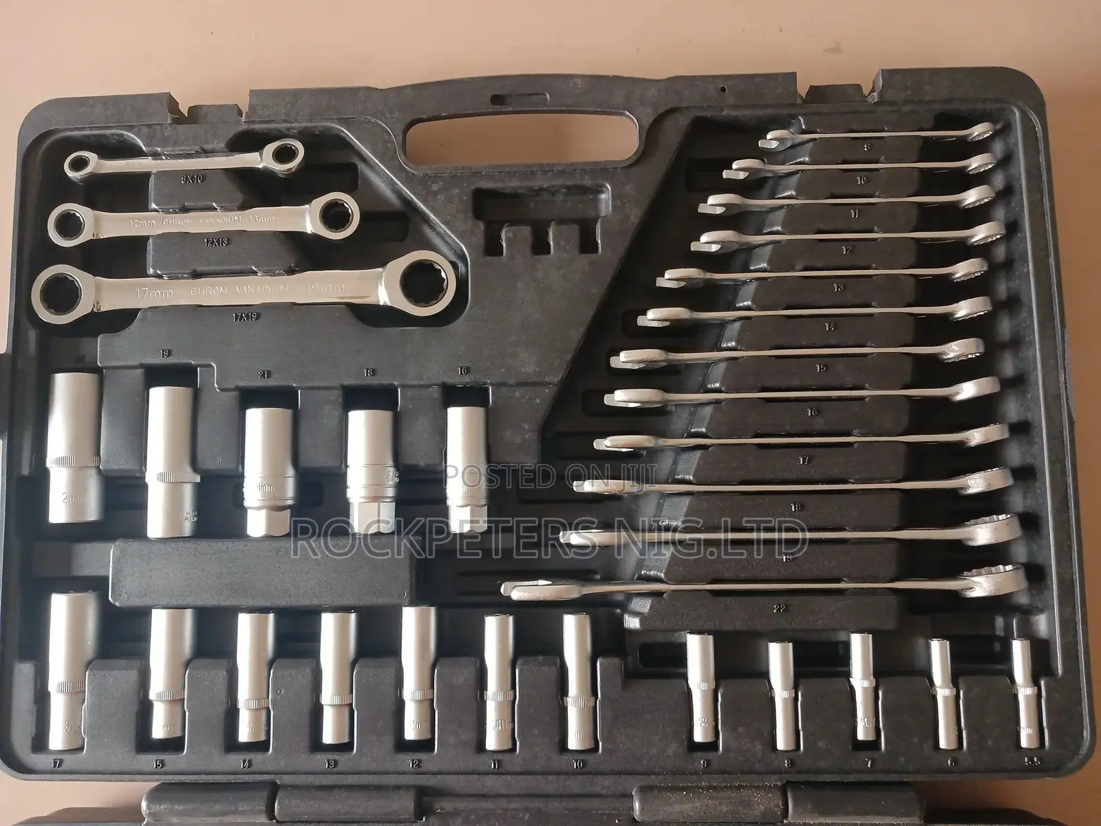 160pc 1/4", 3/8" 1/2" Dr. Socket Wrench Set (Metric)