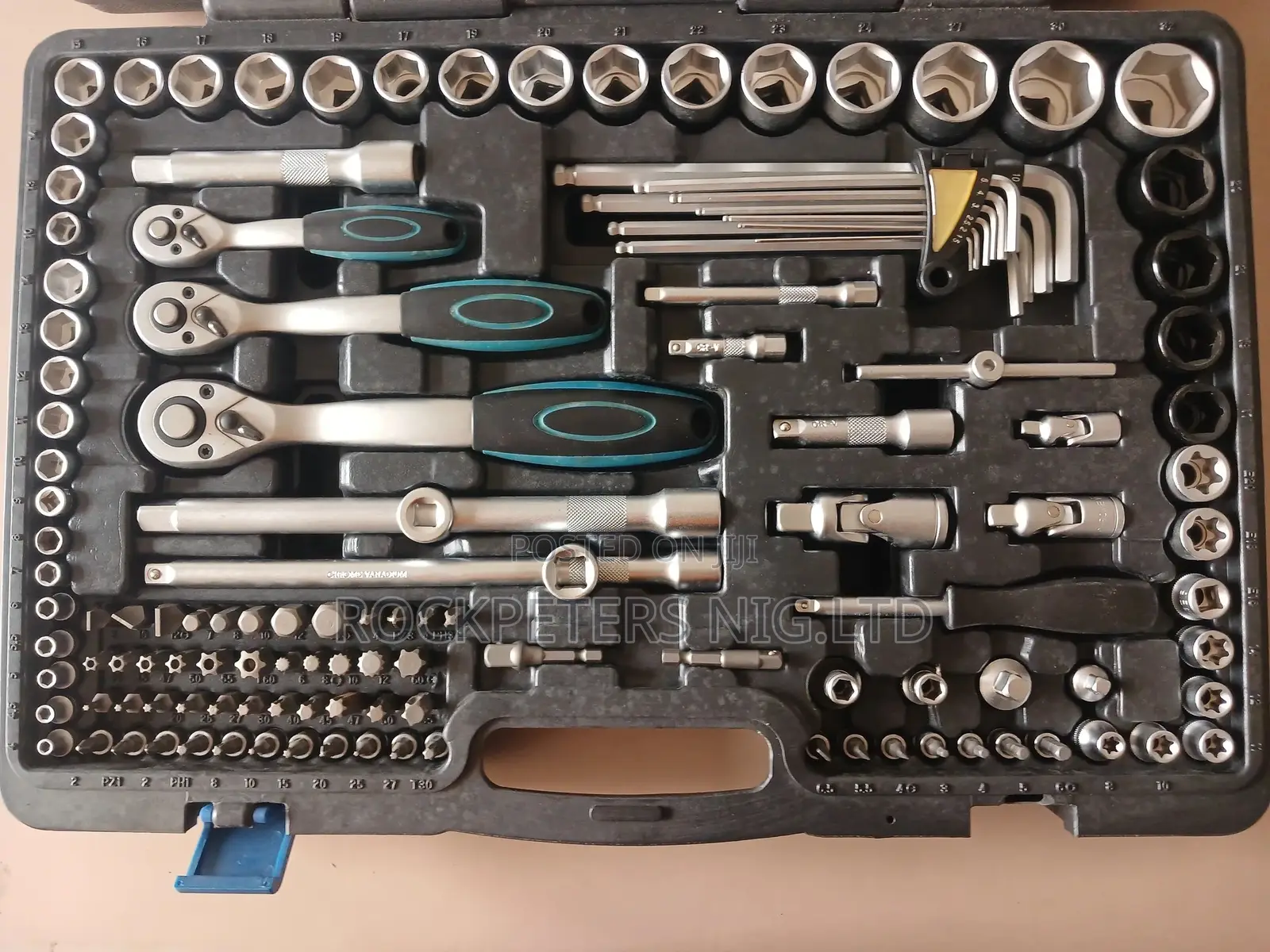 160pc 1/4", 3/8" 1/2" Dr. Socket Wrench Set (Metric)