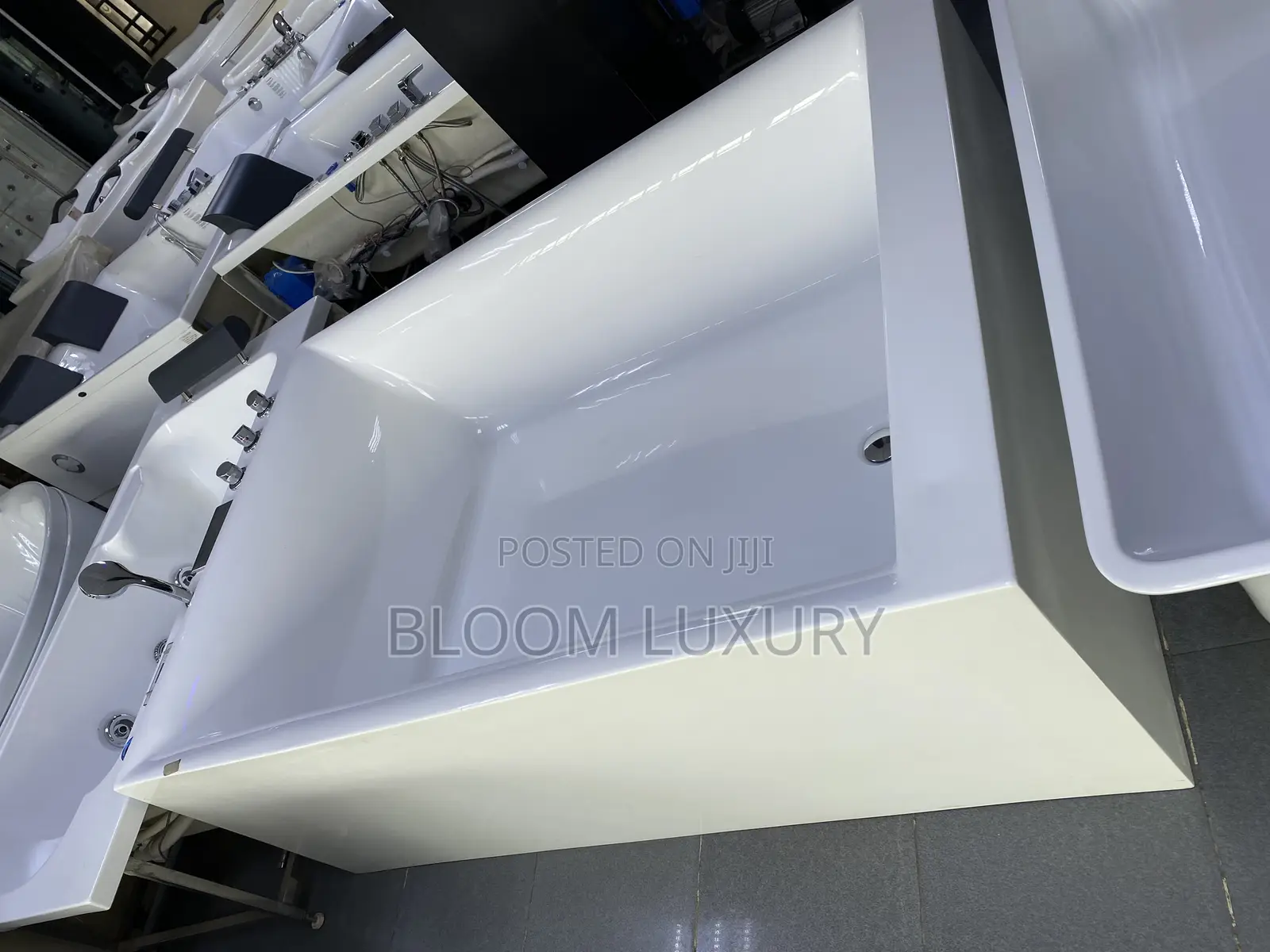Acrylic Bathtub With Hot / Cold Water Control