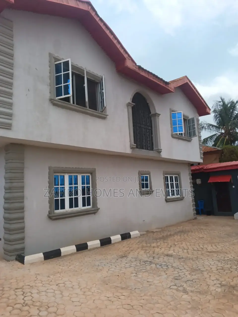 10bdrm Duplex in Gbagi Market, Alakia for sale