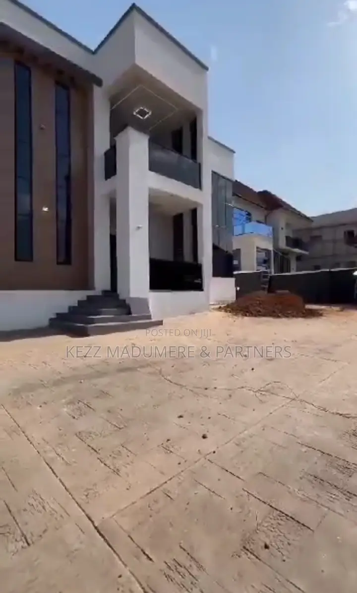 5bdrm Duplex in Centenary City for sale