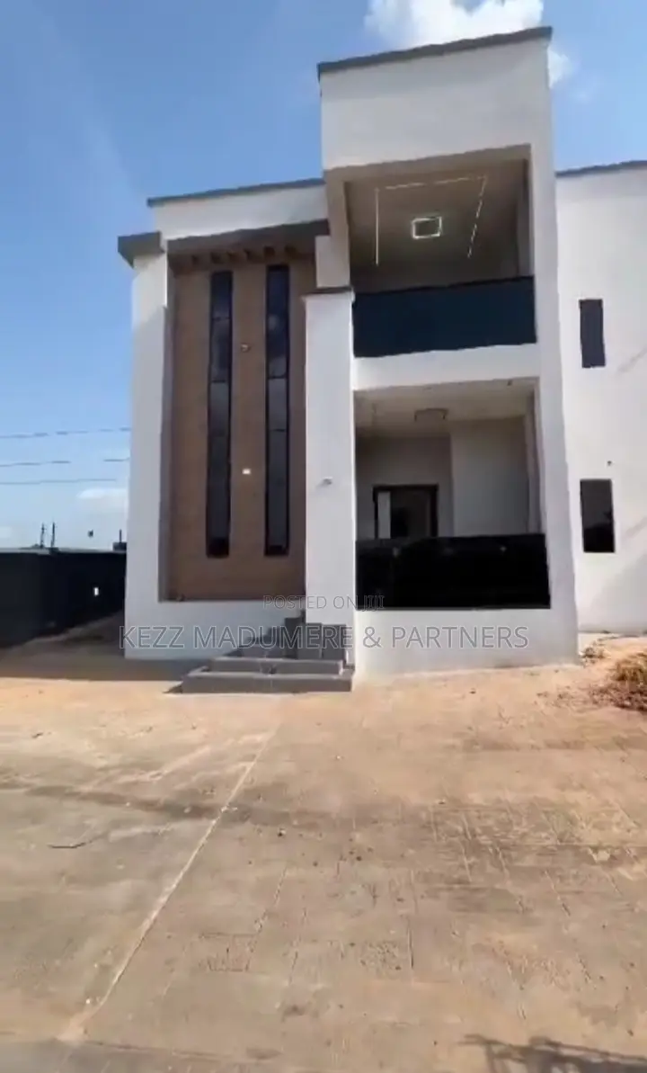 5bdrm Duplex in Centenary City for sale