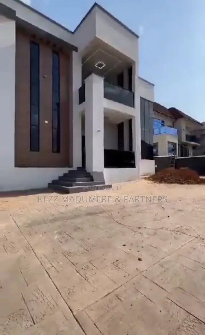 5bdrm Duplex in Centenary City for sale