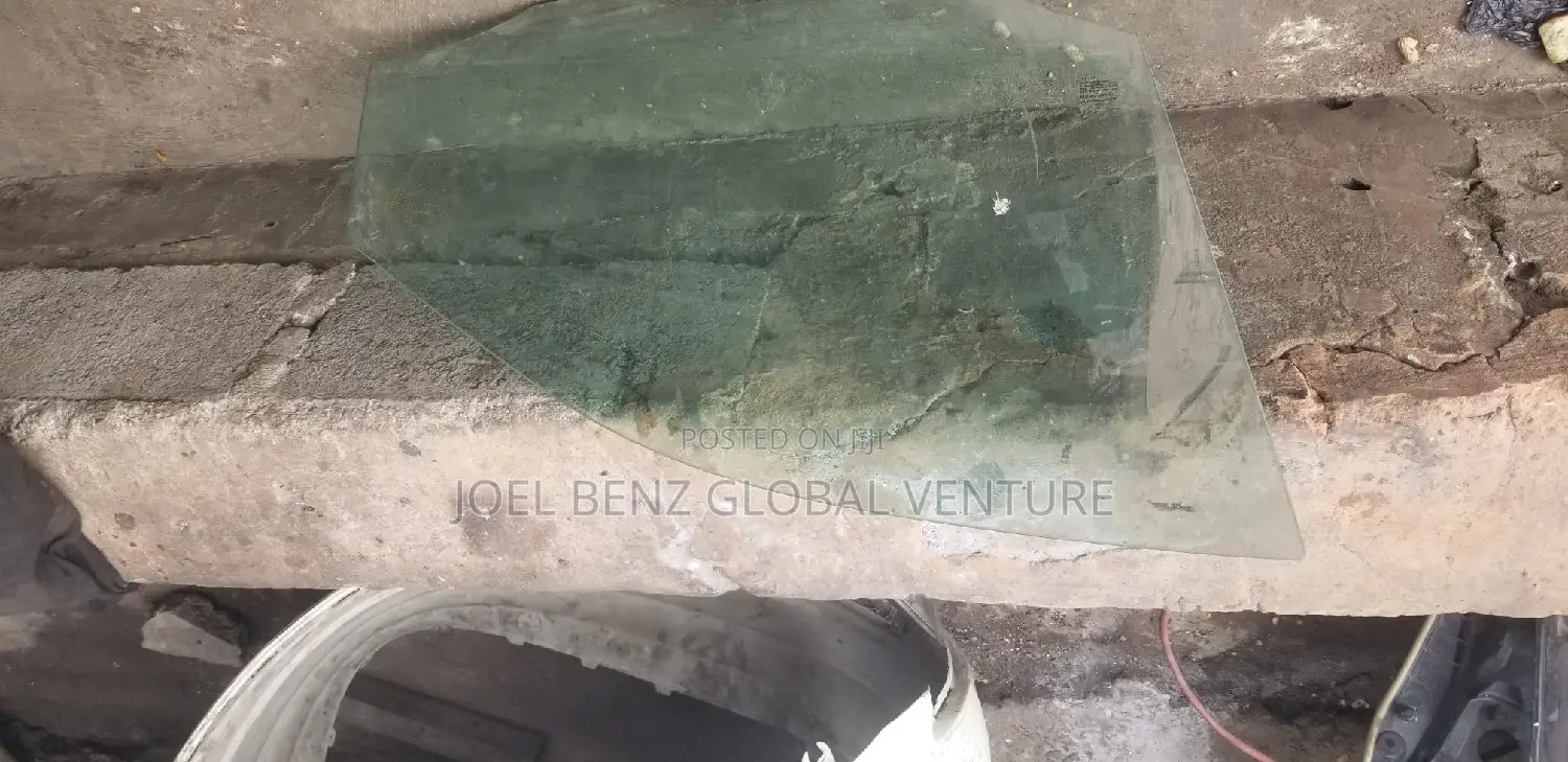 GLK350 Front Door Glass