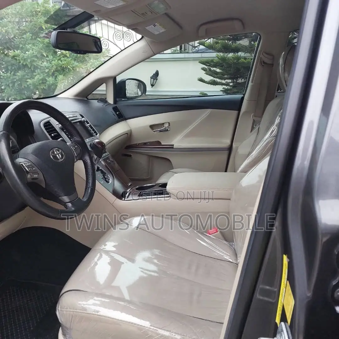 Toyota Venza V6 AWD 2011 Gray
